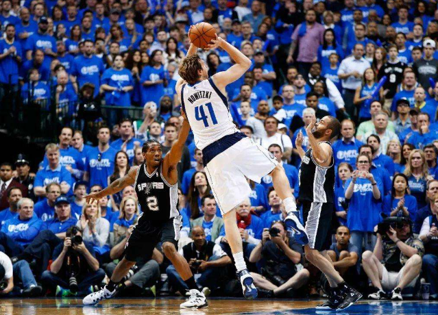 呈扇形展开 呈扇形展开